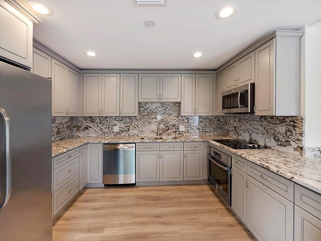 976-SW-37th-St-05-kitchen-u-shape