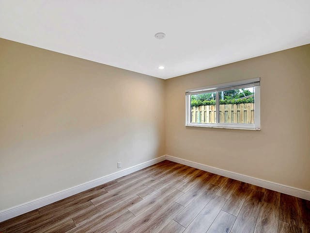 976-SW-37th-St-10-bedroom-2