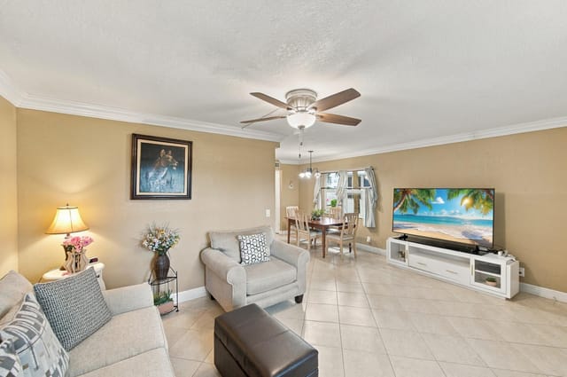 823 FLANDERS R Drive R, Delray Beach, FL 33484