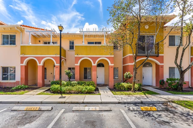 205 S SANTA CATALINA Circle 205, North Lauderdale, FL 33068