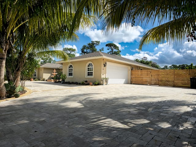 1136 PALMETTO Road, Haverhill, FL 33417