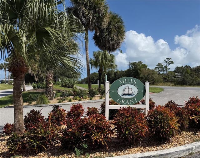 5463 SE Miles Grant Road B201, Stuart, FL 34997